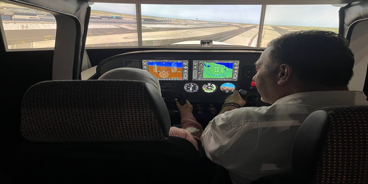 Yalova'da çocuklarla simülatörlü uçuş eğitimi.