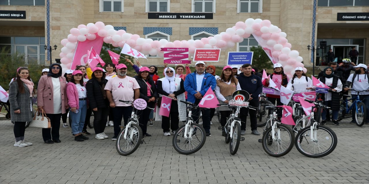 Muş'ta gönüllü gençler meme kanserine dikkati çekmek için pedal çevirdi