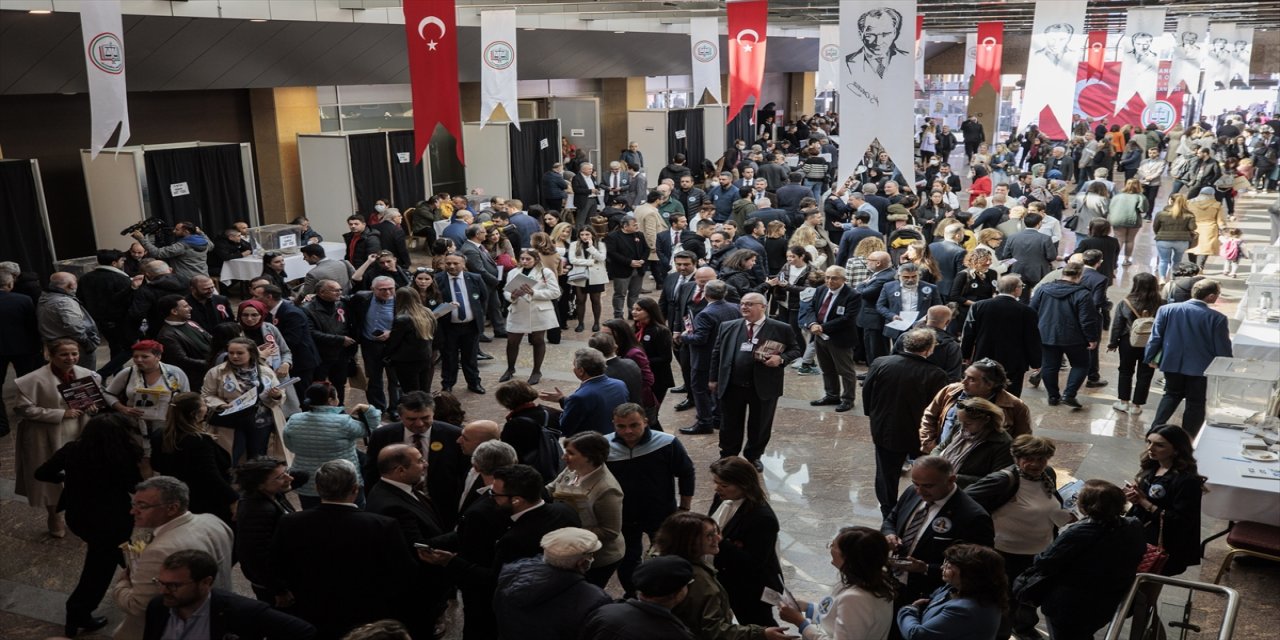 İstanbul Barosu seçimleri oy kuyrukları ile başladı.