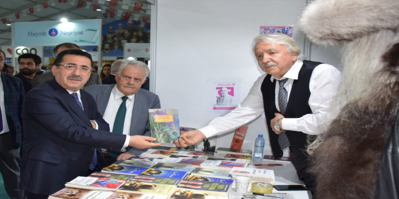 Tarım ve Orman Bakan Yardımcısı Pakdil, Kahramanmaraş'ta kitap fuarını ziyaret etti