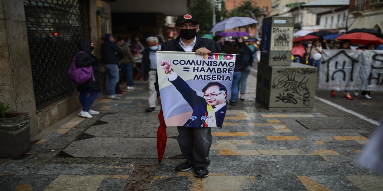 Kolombiya'da binlerce kişi hükümeti protesto etti