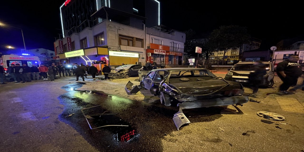 Bursa'da otomobilin çarptığı park halindeki aracın sürücüsü yaralandı