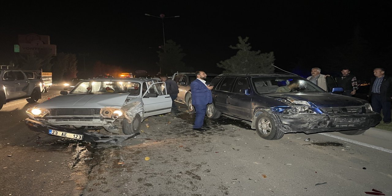 Elazığ'daki zincirleme trafik kazasında 6 kişi yaralandı