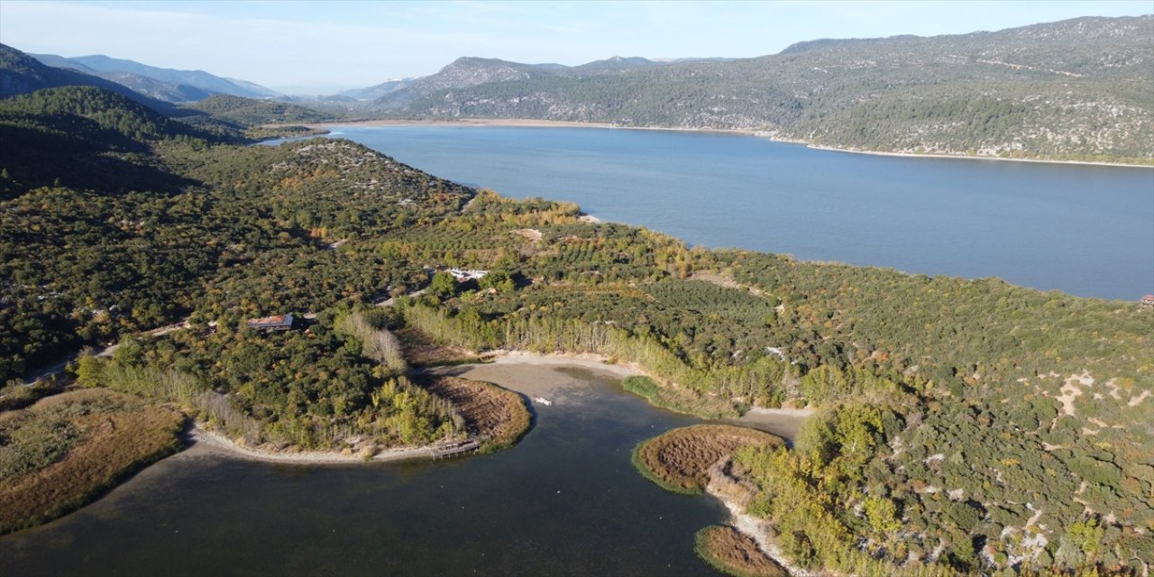 Kovada Gölü Milli Parkında sonbaharın geldiği anlaşılıyor.