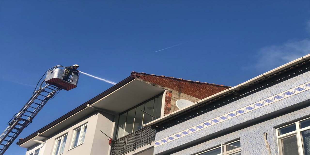 Bursa'da 4 katlı binanın çatısında yangın çıktı.