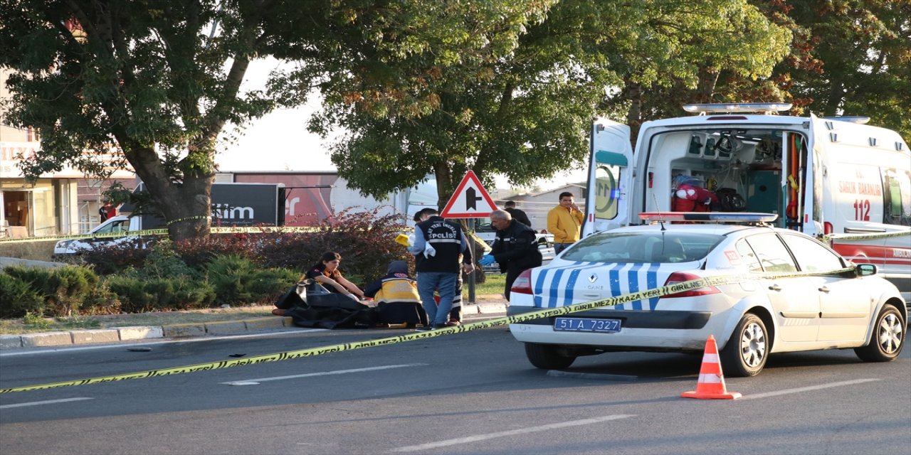 Niğde'de bir kadın otomobil çarpması sonucu hayatını kaybetti.