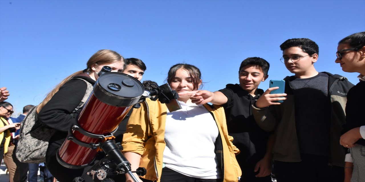 Kütahya'da öğrenciler güneş tutulmasını izledi.