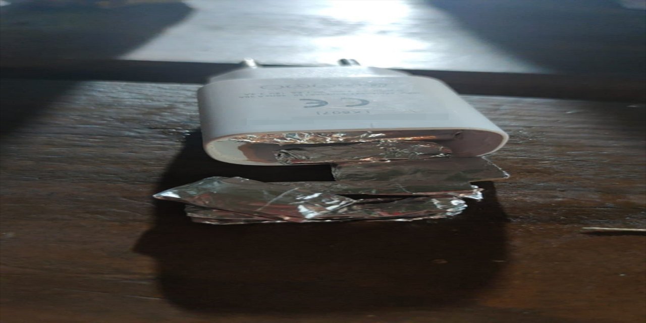 İzmir'de şarj aleti adaptörü içine gizlenen uyuşturucu bulundu.