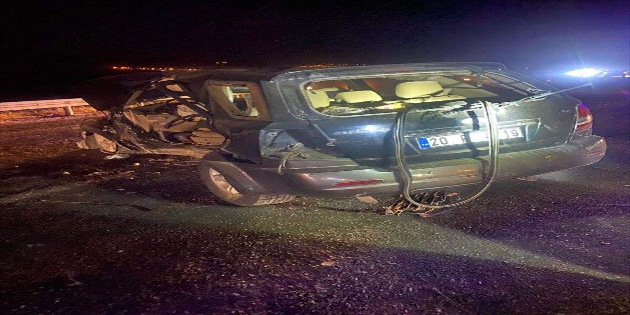 Denizli'de iki otomobilin çarpıştığı kazada 2 kişi hayatını kaybetti.