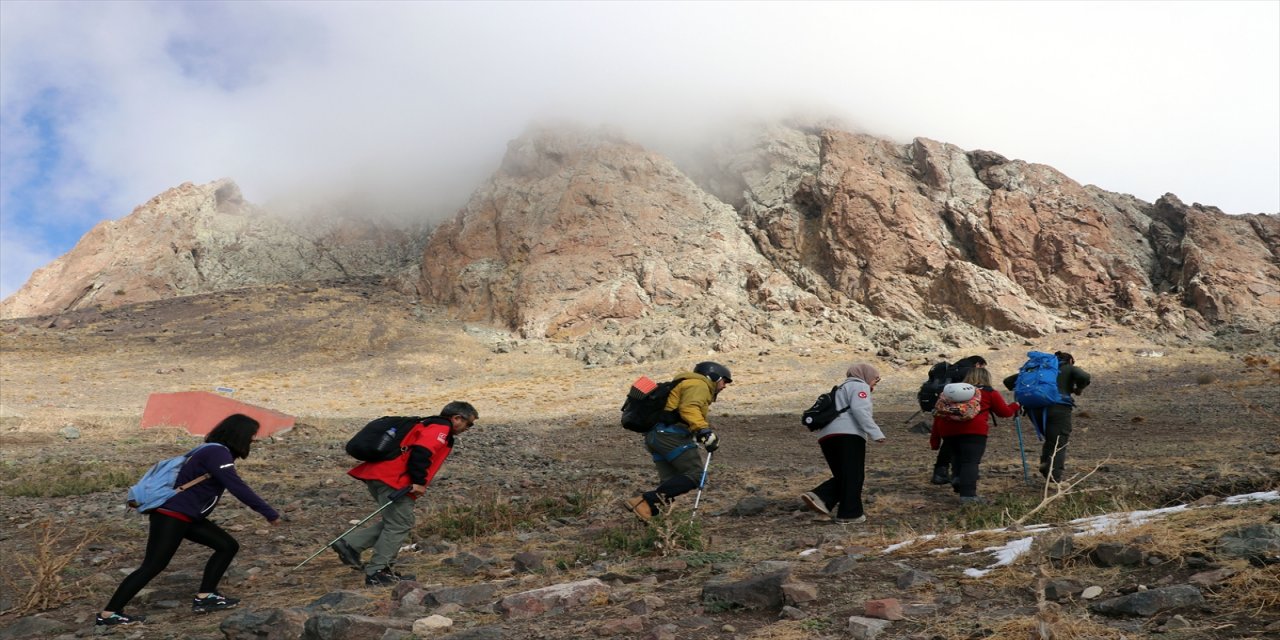 Iğdır'da bir grup dağcı Tekelti Dağı'na tırmandı