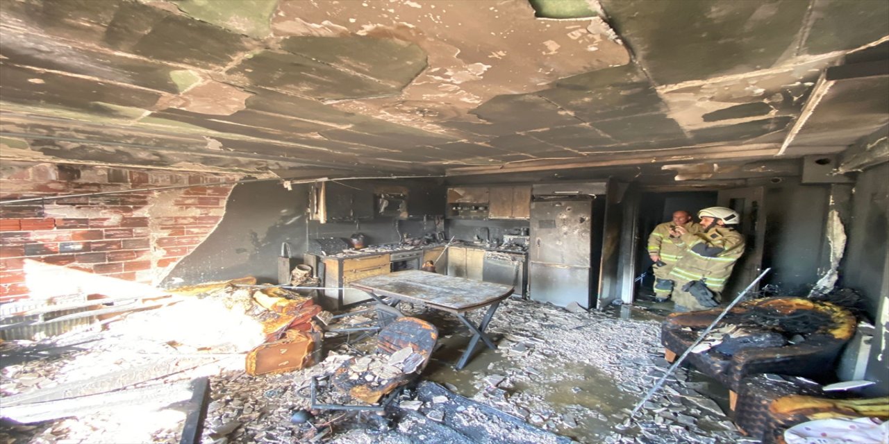 İzmir'de bir dairede çıkan yangın kullanılamaz hale getirdi.