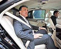 "Arka koltukta da emniyet kemeri takıyorum"