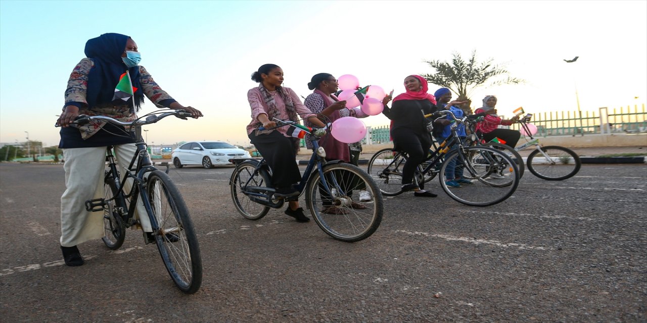 Sudanlı kadınlar meme kanseri farkındalığı için pedal çevirdi