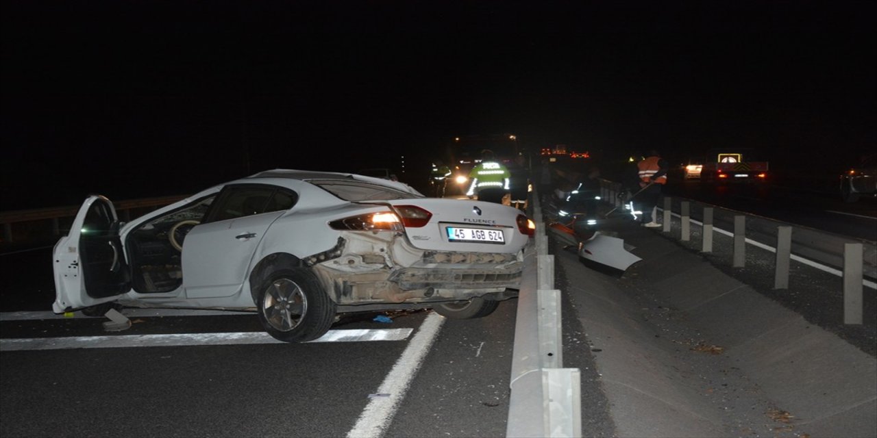 Manisa'da bariyer ve iki araca çarpan otomobildeki 2 kişi öldü, 2 kişi yaralandı