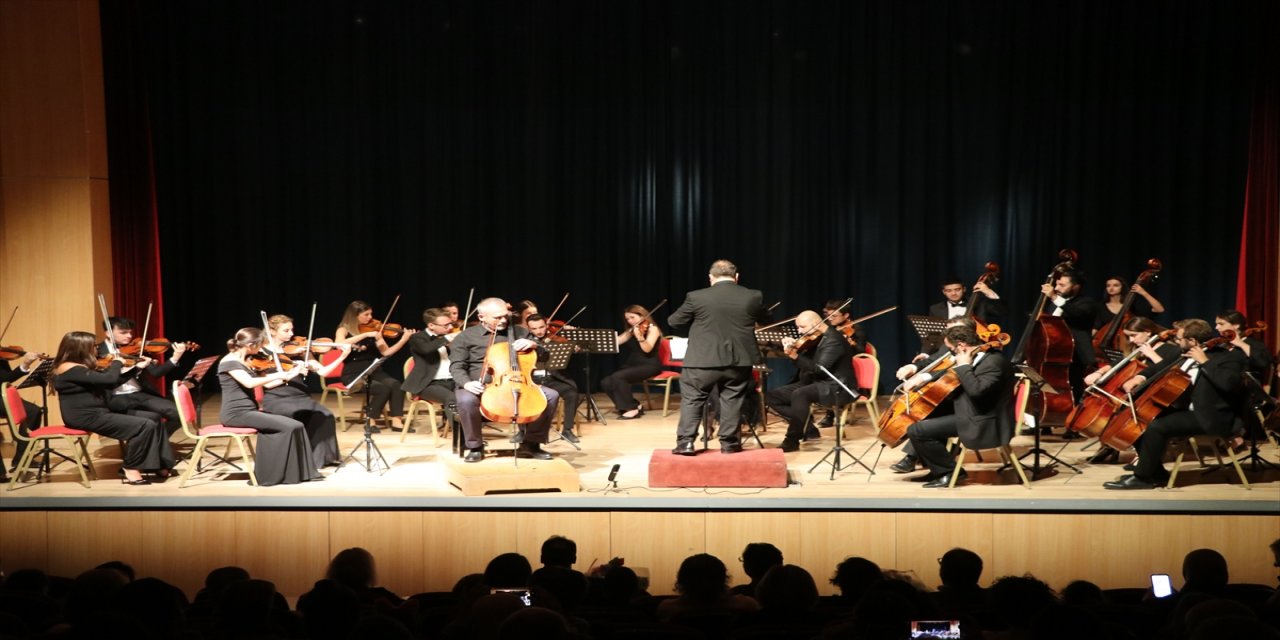 Sanatçı Jiannis Toulis, Trakya Üniversitesi Balkan Senfoni Orkestrası'yla konser verdi.