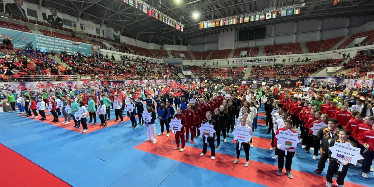 21 Yaş Altı Dünya Karate Şampiyonası'nın açılış seremonisi yapıldı.