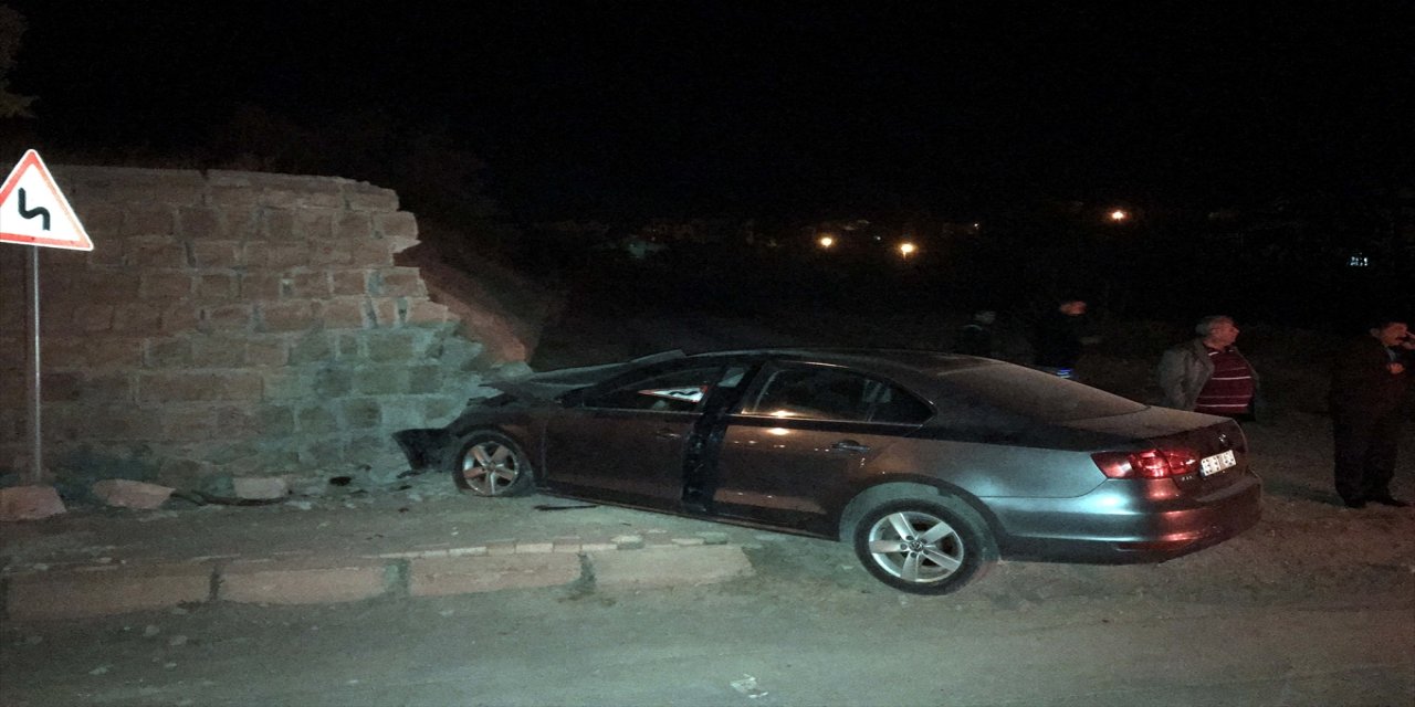 Kayseri'de otomobil duvara çarptı 1 kişi hayatını kaybetti.