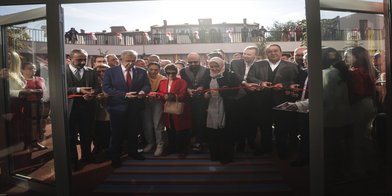 Ankara'da "Engelsiz Çocuk Gündüz Bakımevi" kurdeleler kesildi.