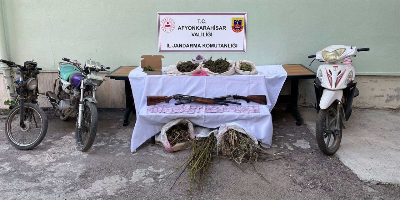 Afyonkarahisar'da Hint keneviri ektikleri iddiasıyla 3 şüpheli yakalandı.