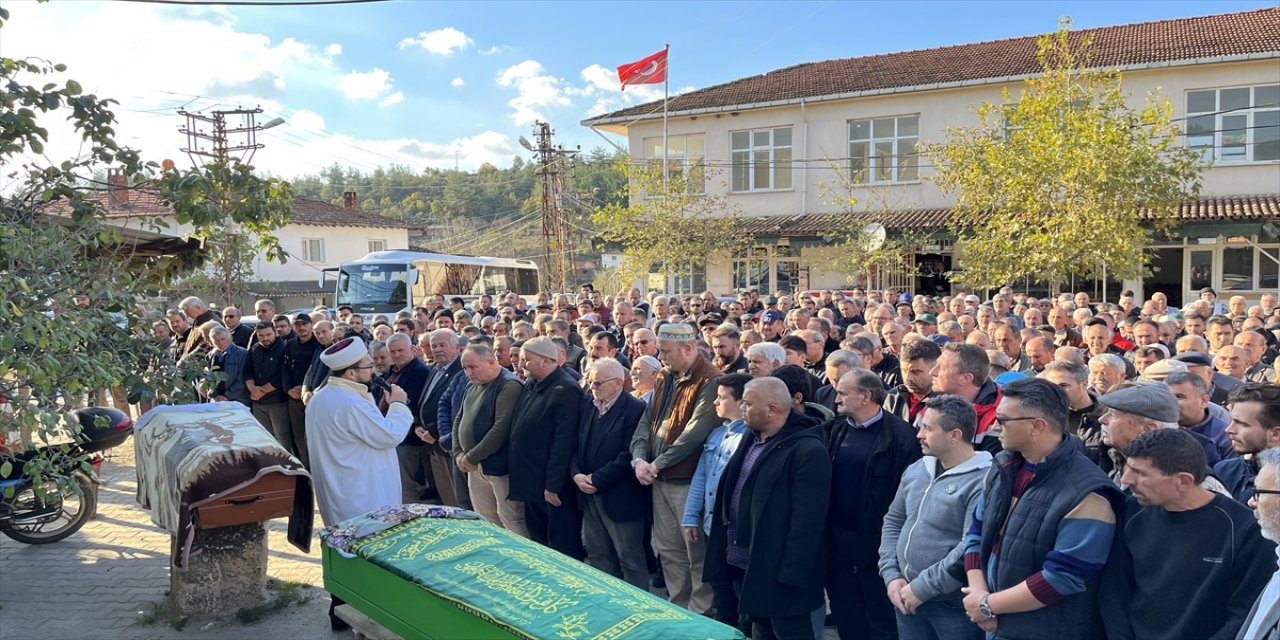 Çanakkale'deki trafik kazasında ölen çift defnedildi.