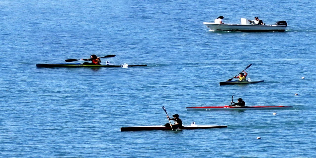 Adana'da, Cumhuriyet Bayramı kapsamında Durgun Su Kano Yarışları yapıldı