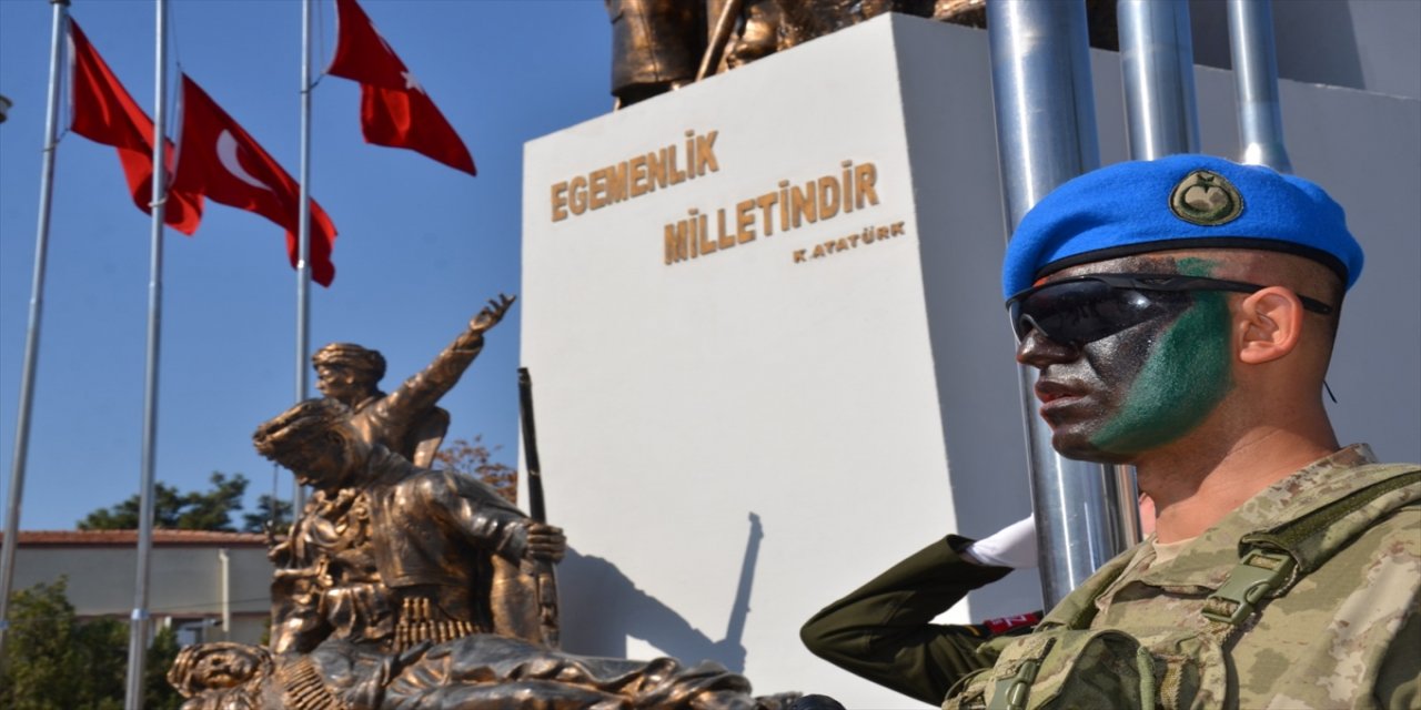 İzmir ve çevre illerde 29 Ekim Cumhuriyet Bayramı kutlamaları başladı