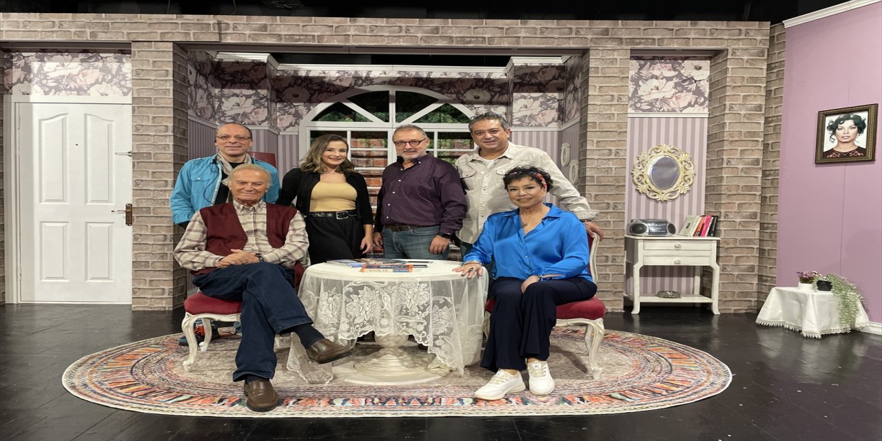 Yeşilçam'ın efsanelerini sahnede buluşturan "Muhteşem İkili" prömiyer yaptı