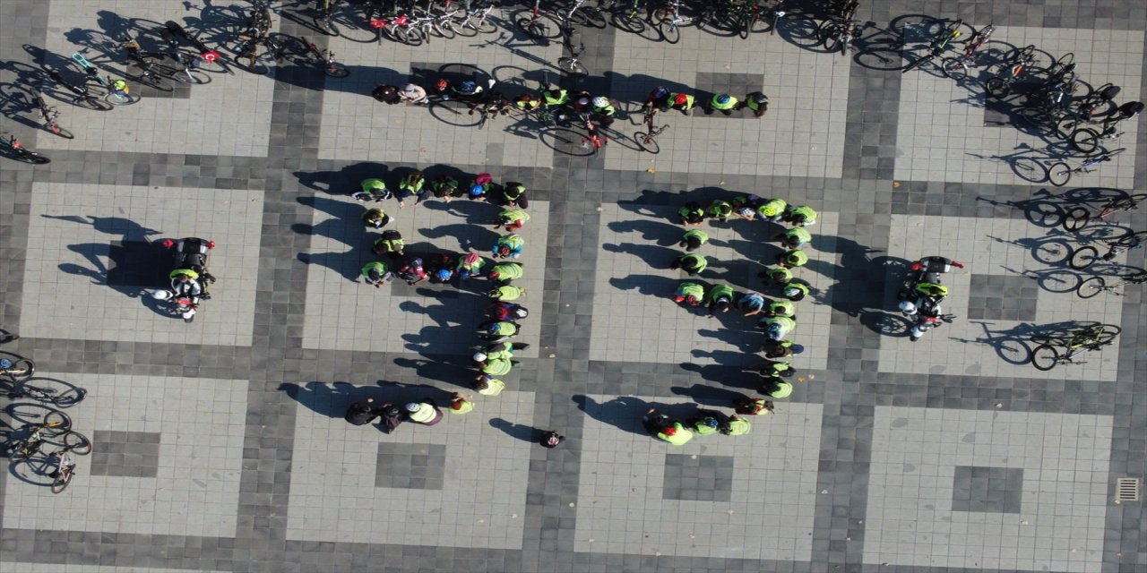 Düzce'de bisikletliler Cumhuriyet Bayramı'nı özel koreografiyle kutladı