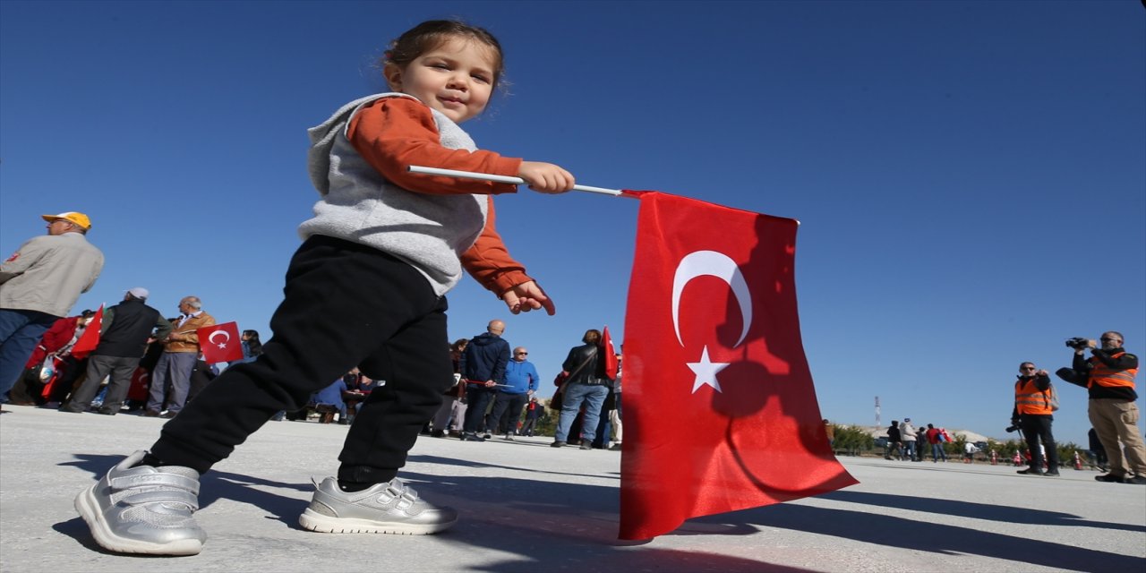 Kadın akrobasi pilotu Cumhuriyet'in 99. yaşını özel uçuşuyla kutladı