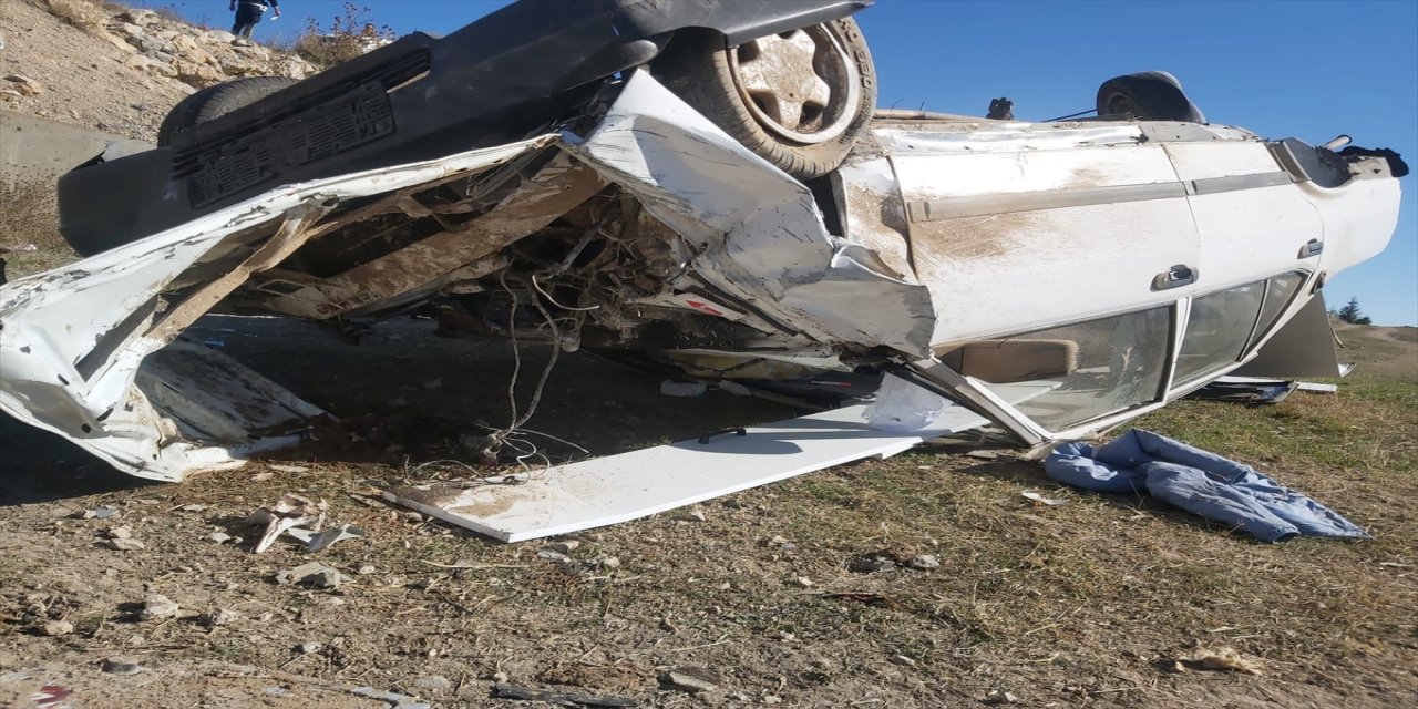 Afyonkarahisar'da devrilen otomobildeki 4 kişi yaralandı.