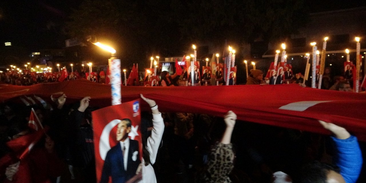 29 Ekim Cumhuriyet Bayramı Çanakkale'de fener alayıyla kutlanıyor.