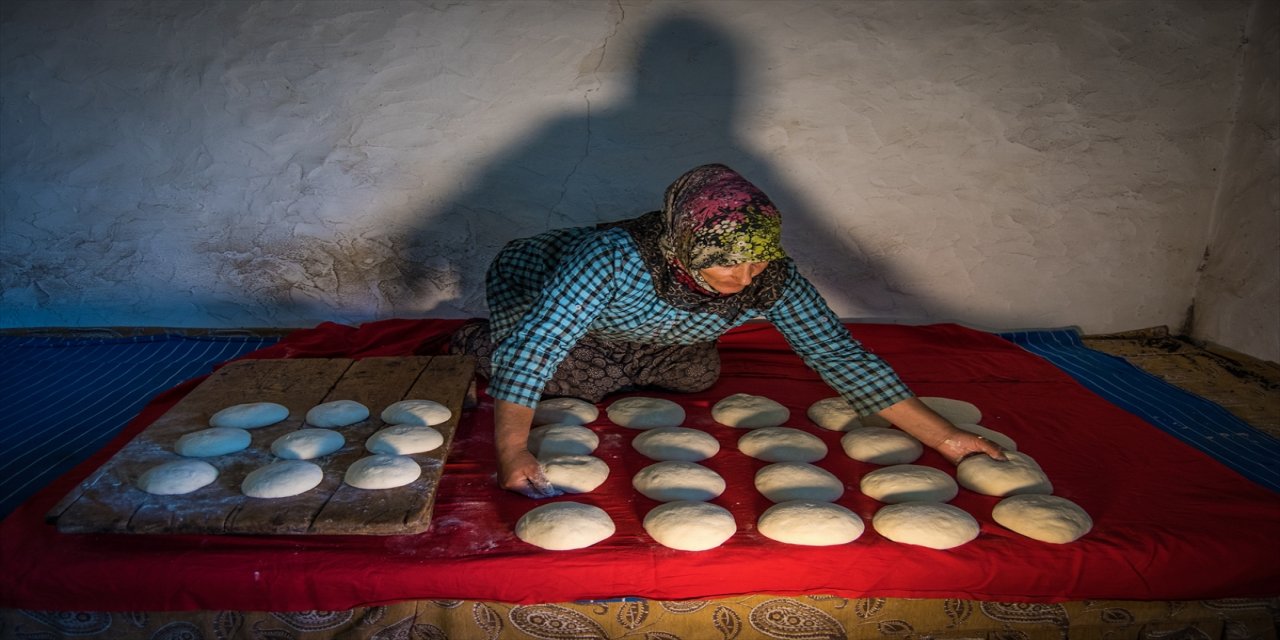 Kars'ta kadınlar soğuk havaya rağmen tandır ekmeğinden vazgeçmiyor