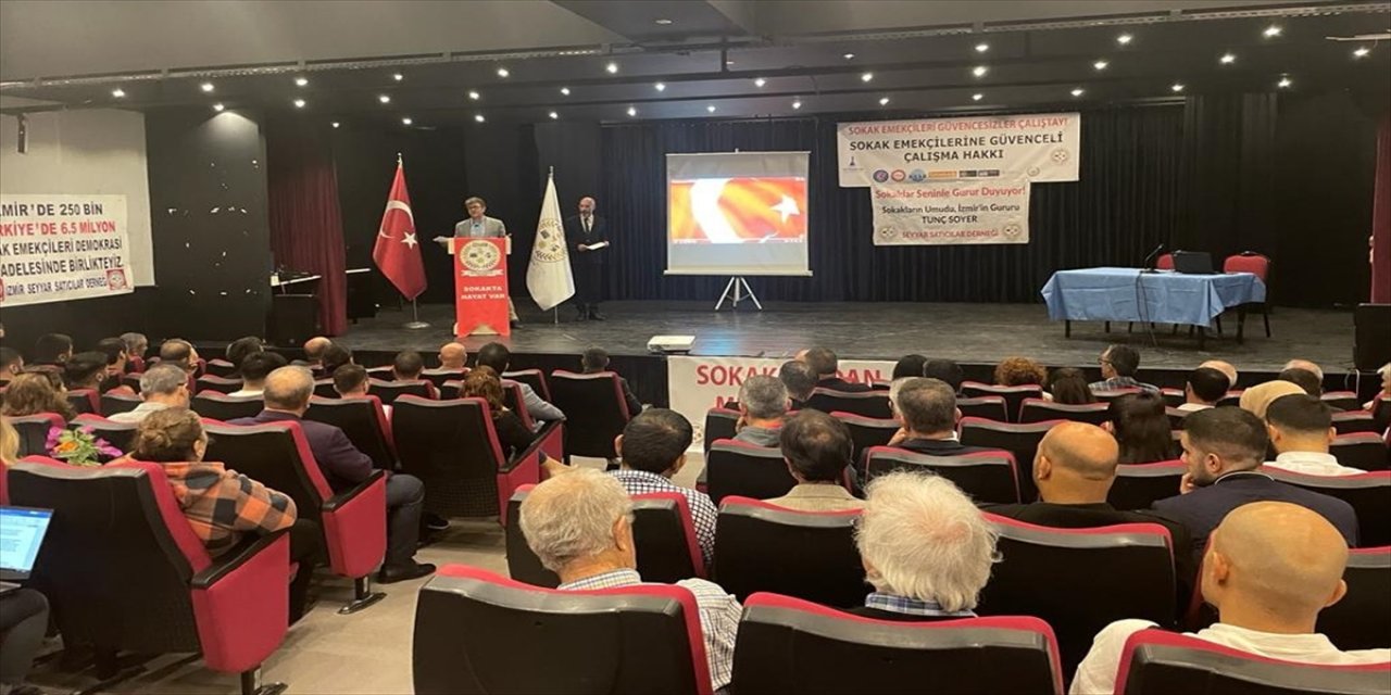İzmir'de "Sokak Emekçileri ve Güvencesiz Çalıştayı" düzenlendi