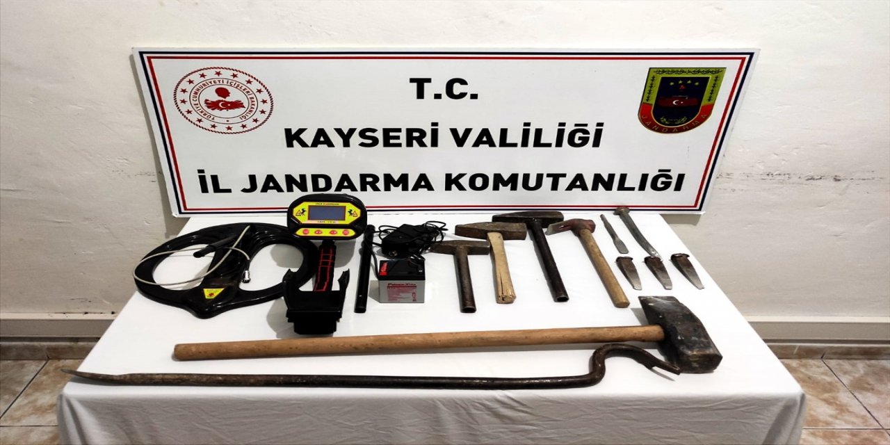 Kayseri'de dedektörle define aradığı iddia edilen 2 şüpheli yakalandı