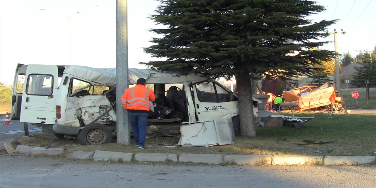 Kütahya'da minibüsle kamyonun çarpışması sonucu 1 kişi öldü, 1 kişi yaralandı