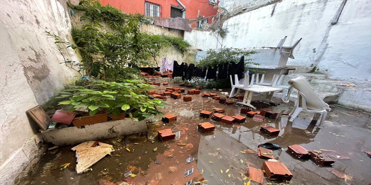 Beyoğlu'nda binanın istinat duvarı çöktü.