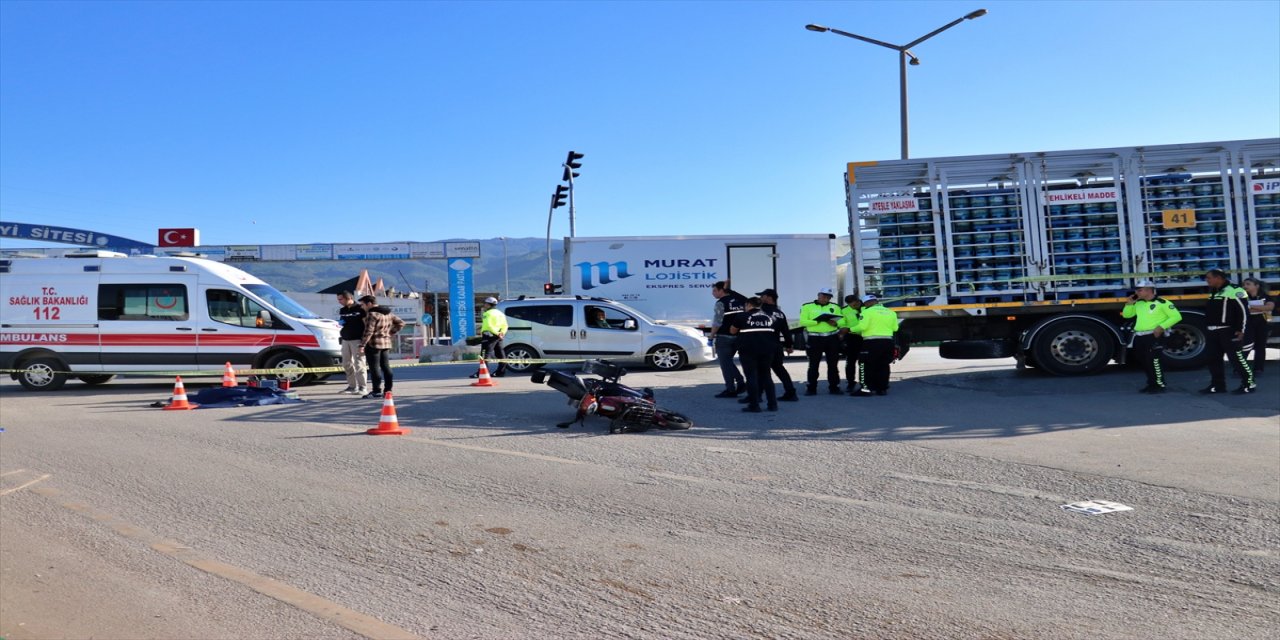 Osmaniye'de kamyon elektrikli bisiklete çarptı 1 kişi hayatını kaybetti.