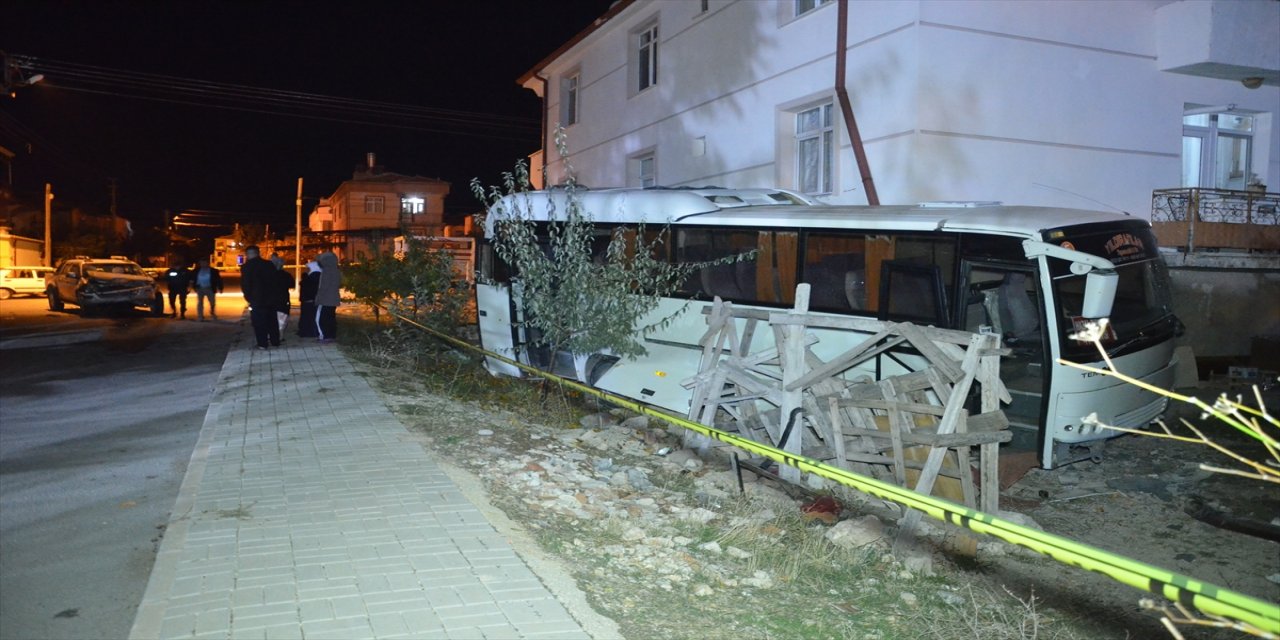 Karaman'da kamyonet ile işçi servisinin çarpıştığı kazada 12 kişi yaralandı