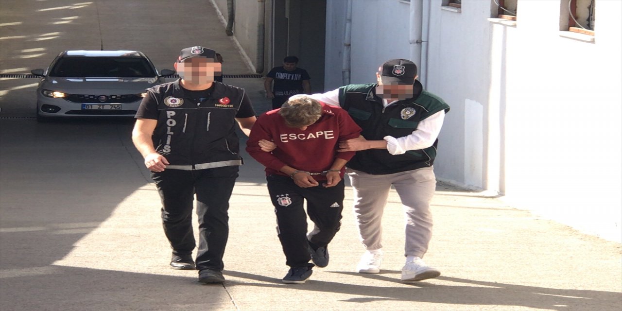 Adana'da polis, takibe aldığı zanlıyı uyuşturucu etkili haplarla yakaladı