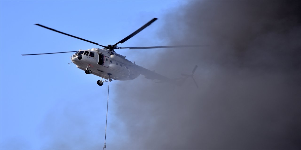 Bursa Büyükşehir Belediye Başkanı Aktaş yanan tekstil fabrikasında incelemelerde bulundu.