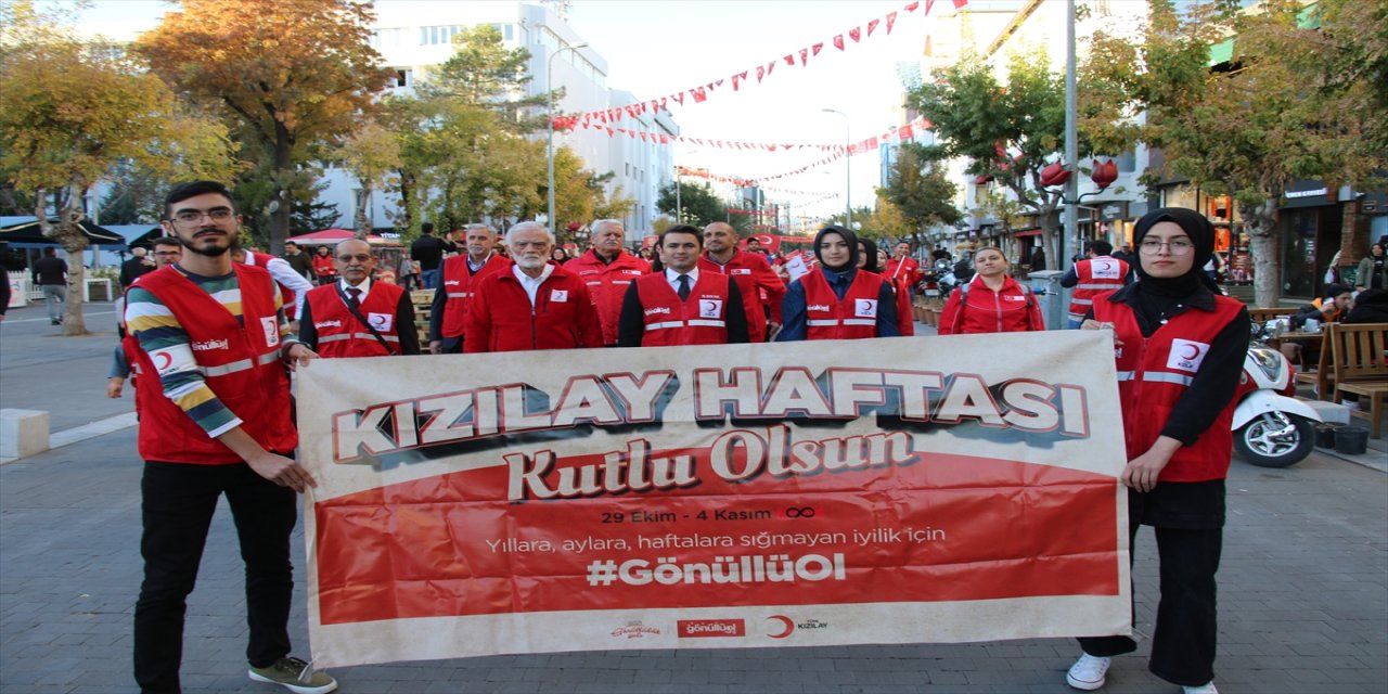 Uşak'ta Kızılay Haftası yürüyüşle kutlandı