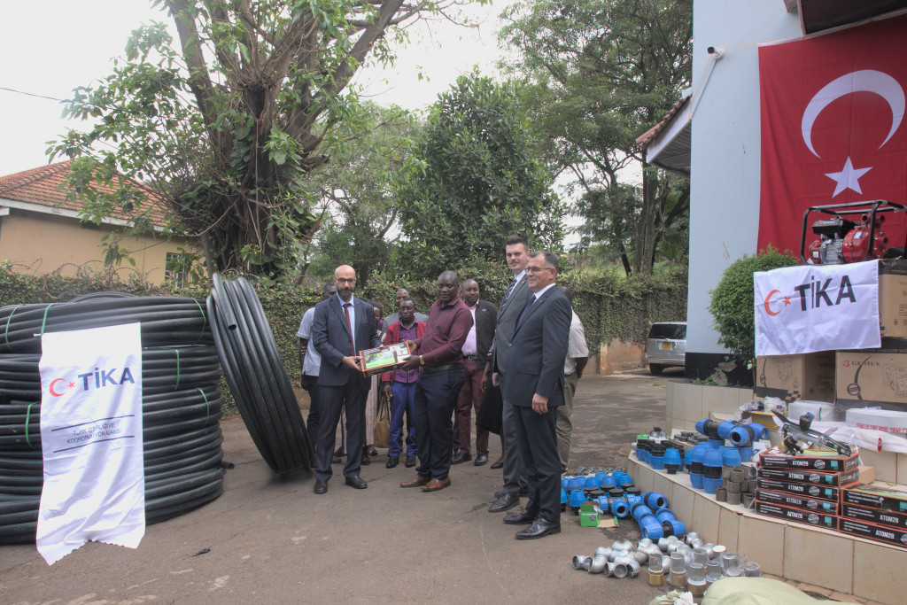 TİKA'dan Ugandalı Çiftçilere Sulama Ekipmanı Desteği
