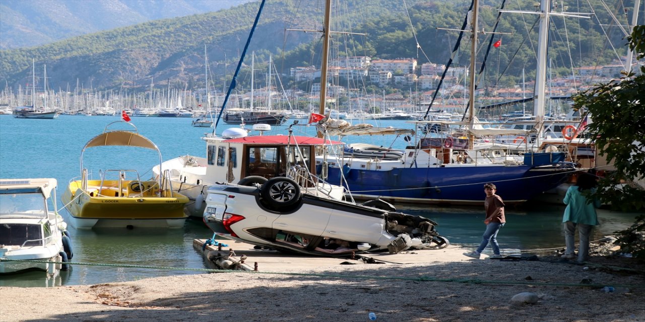 Muğla'da otomobil yüzer iskeleye düştü 6 kişi yaralandı.
