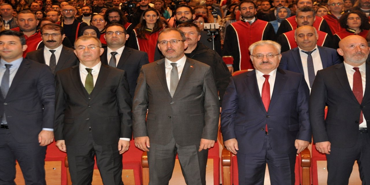 Bakan Kasapoğlu, Artvin Çoruh Üniversitesini ziyaret etti.