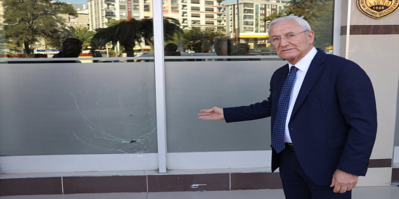 İzmir'de şoförler odası binası silahlı saldırıya uğradı.