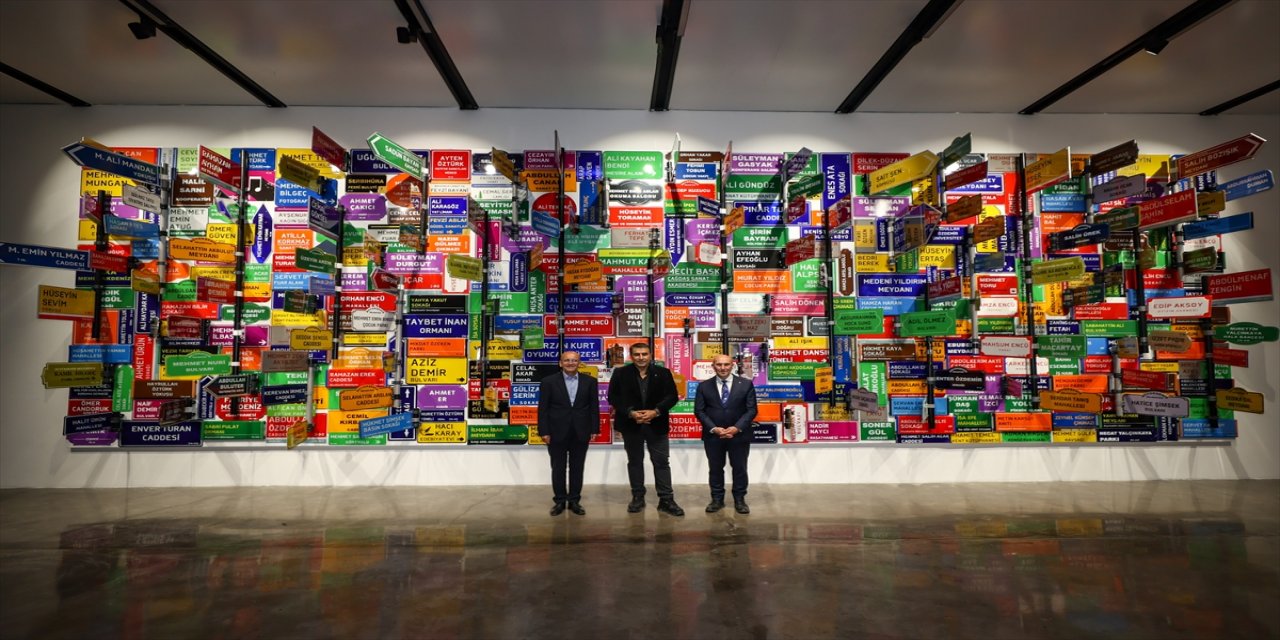 Ressam Ahmet Güneştekin'in mübadele temalı sergisi İzmir'de sanatseverlerle buluştu