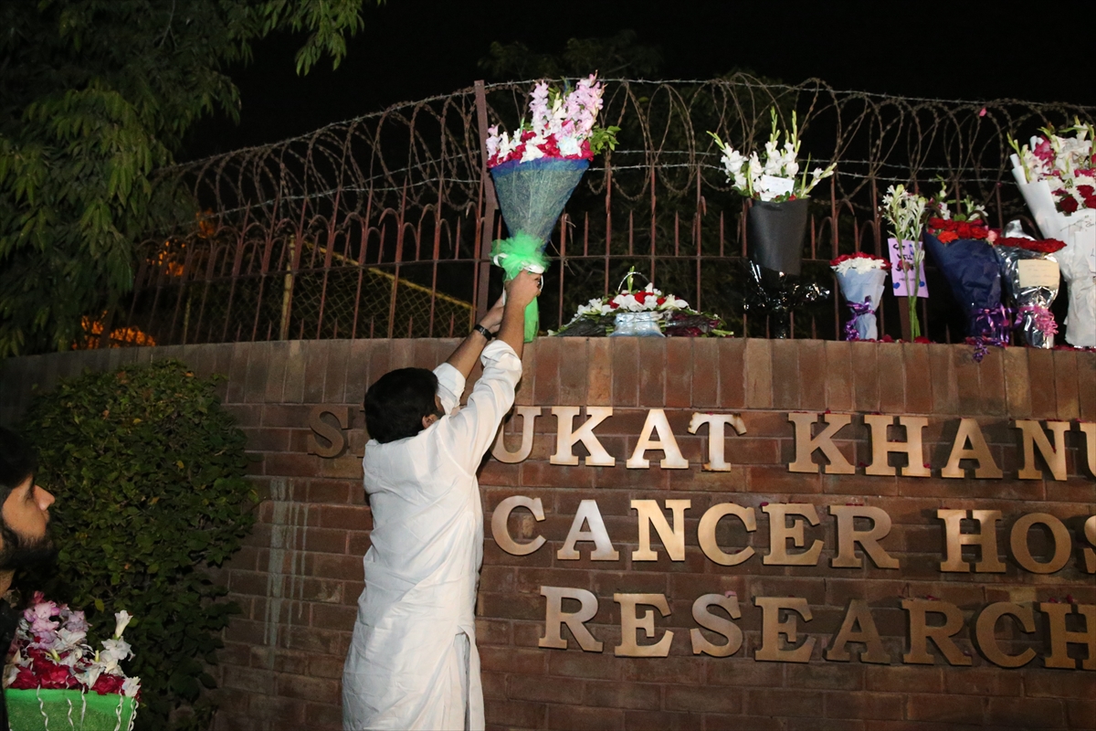 Pakistan’da İmran Han destekçilerinin hastane çevresinde bekleyişi sürüyor