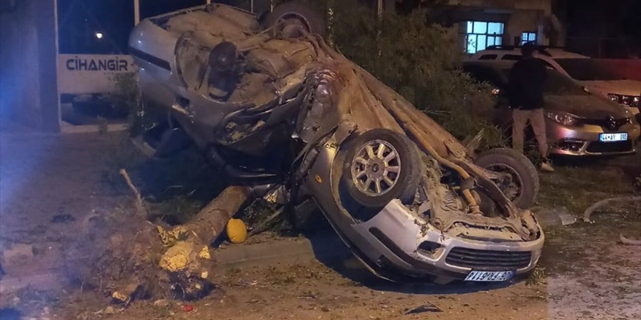 Kahramanmaraş'ta otomobilin ağaca çarparak devrilmesi kameraya yansıdı