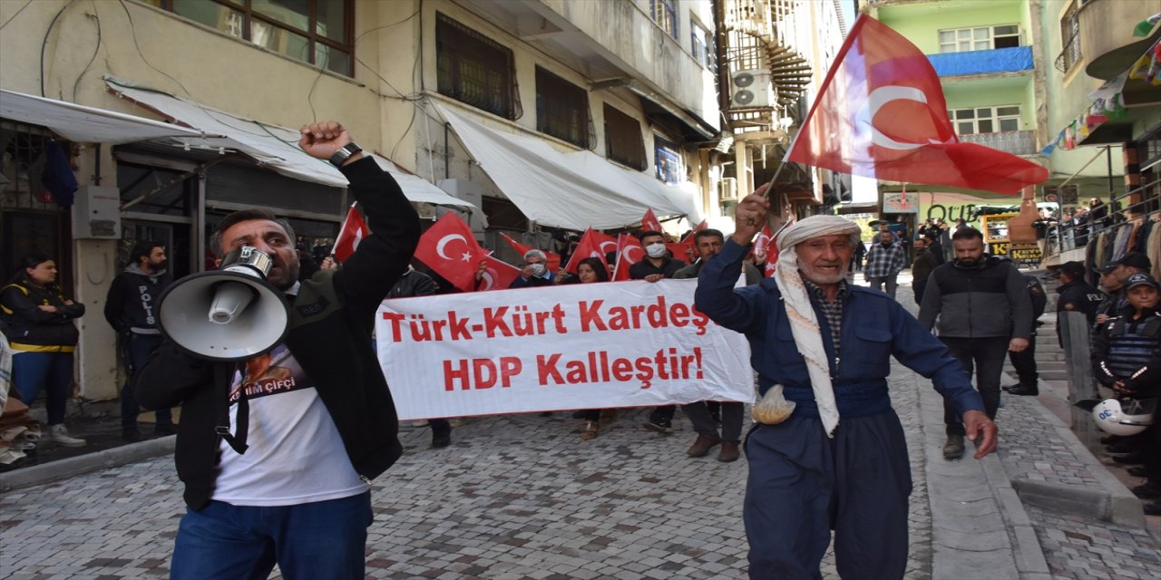 Hakkari'de çocukları dağa kaçırılan aileler HDP önündeki eylemlerini sürdürdü