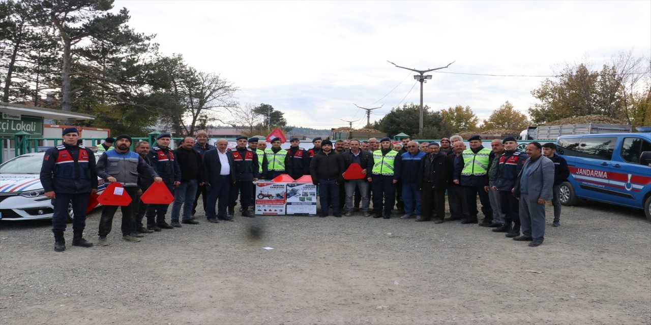 Jandarma ekipleri tarafından reflektör takıldı.